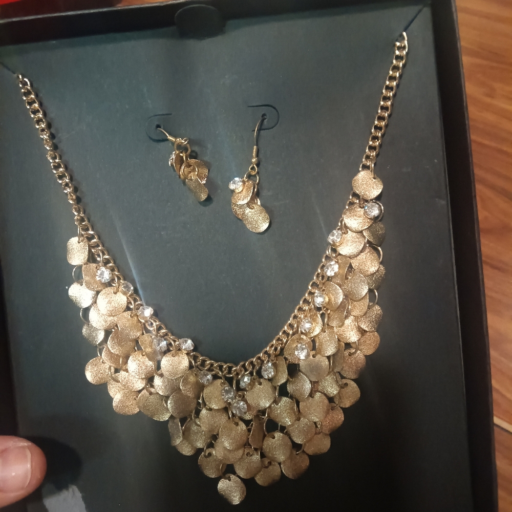 Gold Tone Necklace